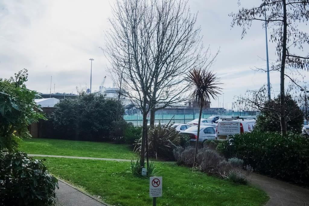 1-Bed Flat In Ocean Village Southampton Eksteriør billede